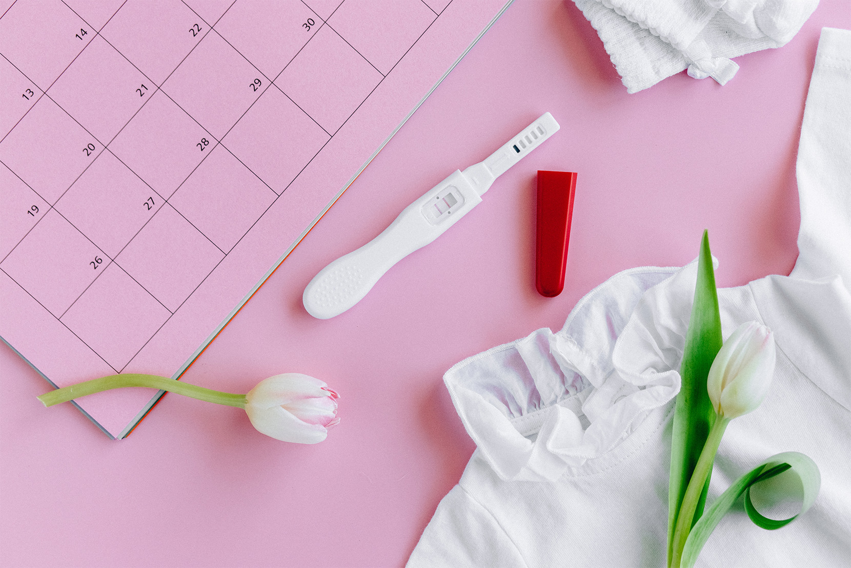 ružové-pozadie-tehotenský-test-kalendár-tulipány
